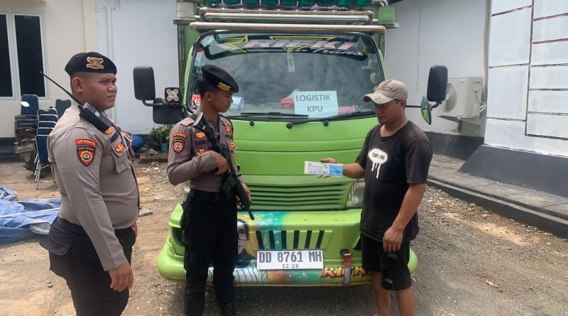 Polres Morowali Kawal Distribusi Logistik Pilkada Tahap 1 Berupa Bilik Pemungutan Suara