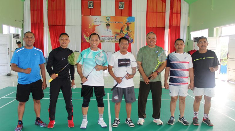 Pj.Bupati Morowali Bersama  Dandim 1311/Morowali  Olah Raga Bulu Tangkis