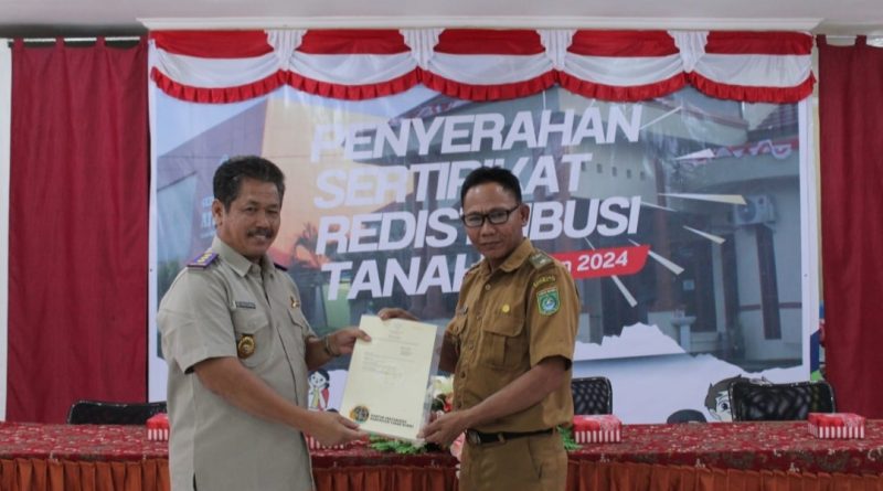 Pertama di Desa Emil Baru, BPN Tanah Bumbu Serahkan Sertipikat Elektronik Redistribusi Tanah