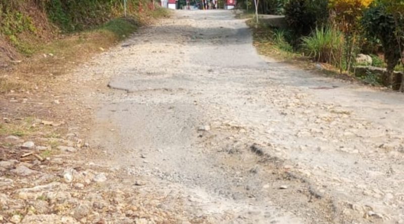 Seolah Tutup Mata, Pemkab Purwakarta Diamkan Jalan Desa Cirangkong Rusak Parah Selama 15 Tahun