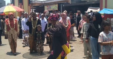 Mapag Sri Desa Setu Patok Adakan Arak Arakan dan Pagelaran Wayang Kulit