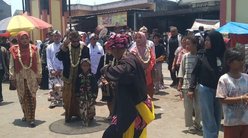 Mapag Sri Desa Setu Patok Adakan Arak Arakan dan Pagelaran Wayang Kulit