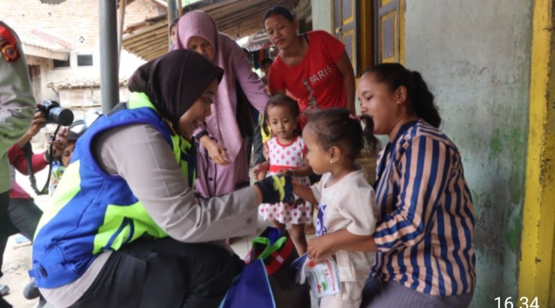 Kapolresta Cirebon Pimpin Patroli Roda Dua Berikan Bantuan kepada Anak Asuh Stunting