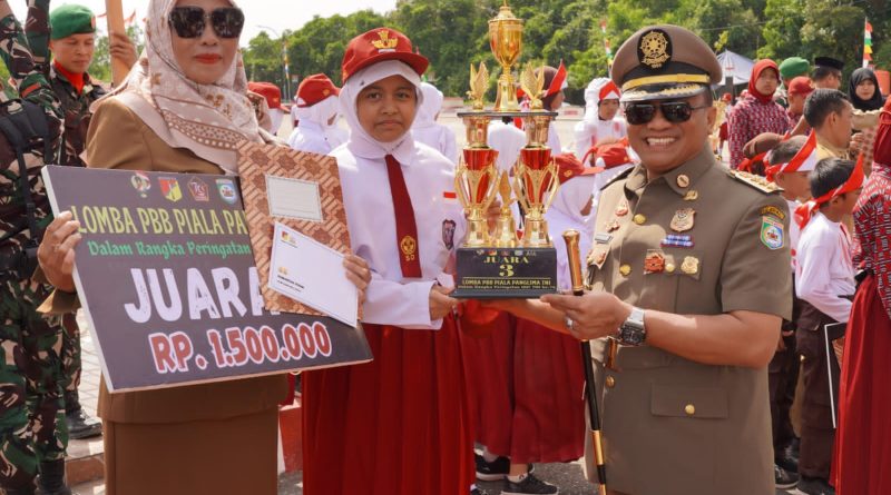 Piala Dan Piagam Diserahkan kepada Juara Lomba PBB HUT Ke-79 TNI Di Morowali