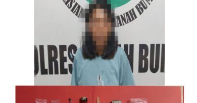 Satresnarkoba Polres Tanah Bumbu Amankan Perempuan Diduga Pengedar Narkoba di Desa Gunung Antasari