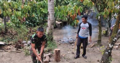 Membangun Kebersamaan Dan Gotong Royong,Anggota TNI Koramil 1311-07/Menui Membantu Warga Desa Kofalagadi