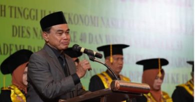 Bupati Tanah Bumbu, Abah Zairullah Azhar, Dorong Wisudawan STIE Nasional dan Akparnas Banjarmasin untuk Memaknai Kesuksesan