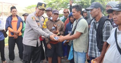 Kapolres Sukabumi Salurkan Bantuan untuk Warga Terjebak Badai Ombak di Dermaga