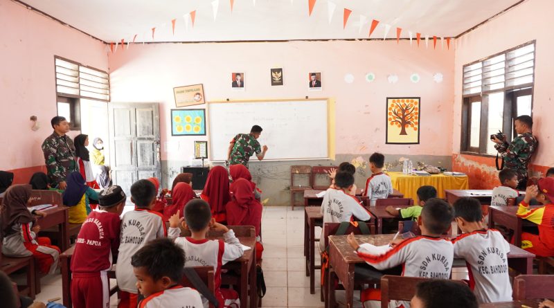 Kodim 1311/Mrw Berikan Pelajaran Matematika Dasar Metode Gasing untuk Siswa SDN Kurisa