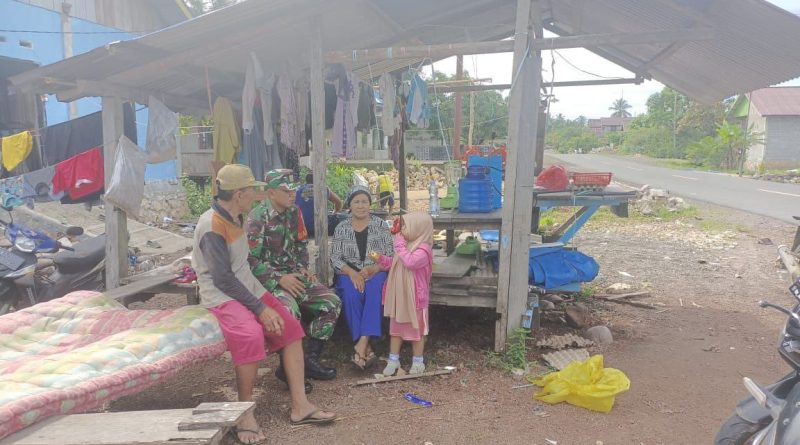 Babinsa Ajak Warga Tingkatkan Kebersihan Lingkungan Desa Tirongan Atas