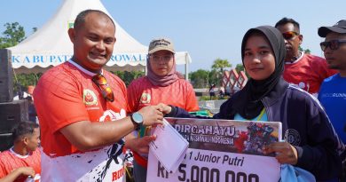 Memeriahkan HUT TNI Ke-79 Letkol Inf Alzaki  Bagikan Doorprize