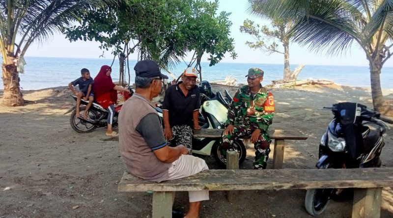 Langkah Konkret TNI Mewujudkan Kemanunggalan Bersama Rakyat, Babinsa Komsos Di Desa Koburu Temui Warga