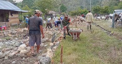 Bersama Warga Desa Malino, Babinsa  Gotong Royong Bangun Pondasi Rumah