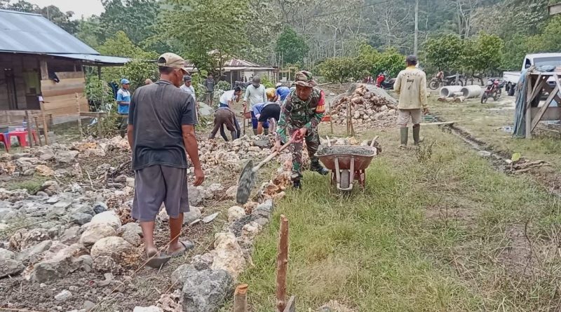 Bersama Warga Desa Malino, Babinsa  Gotong Royong Bangun Pondasi Rumah