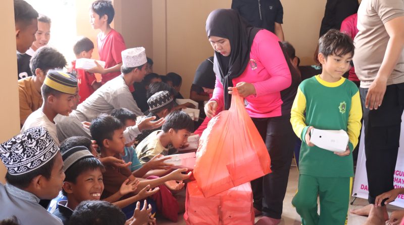 Jumat Berkah Polres Morowali Bagikan Makanan Kepada Jama’ah