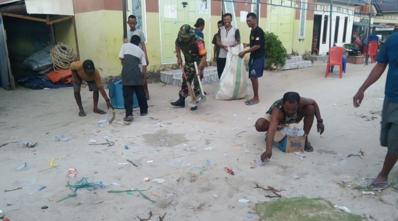 Serma Rusidi  Kerja Bakti Bersama Warga Jaga Kebersihan Lingkungan