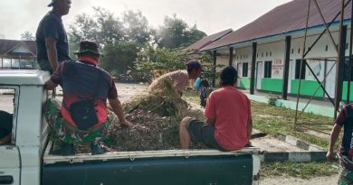 Menyambut Kunjungan Bupati Morowali Utara,Babinsa Bersama Masyarakat Membersihkan Lingkungan Desa