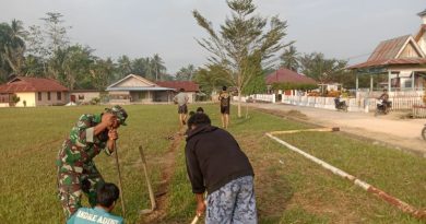 Babinsa Bersama Warga Lee Tingkatkan Kebersihan Lingkungan Desa