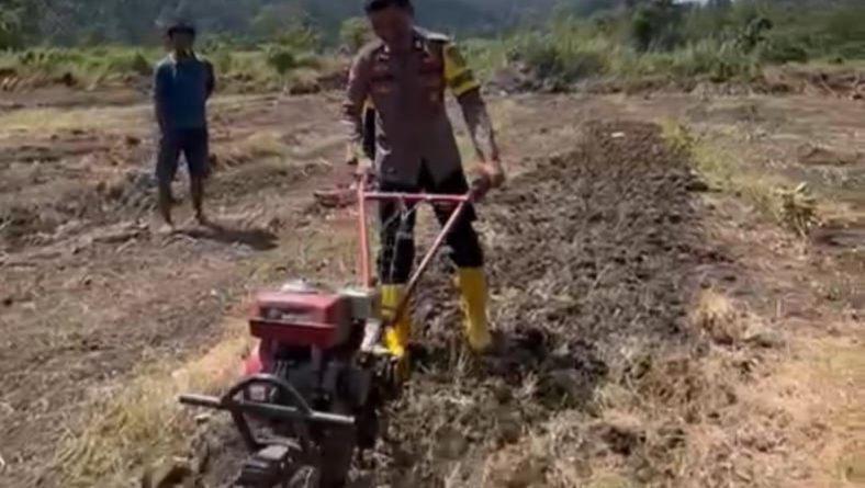 Meningkatkan Ketersediaan  Pangan Lokal Polsek Bahodopi Lakukan Pembersihan Lokasi Di Desa Dampala