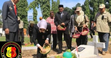 Peringati Hari Pahlawan ke-79, Pj Sekda Tala Ikuti Upacara Ziarah dan Tabur Bunga di TMP Bumi Tuntung Pandang