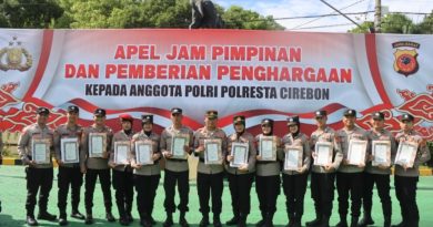 Kapolresta Cirebon Berikan Penghargaan Kepada Personil Berprestasi 