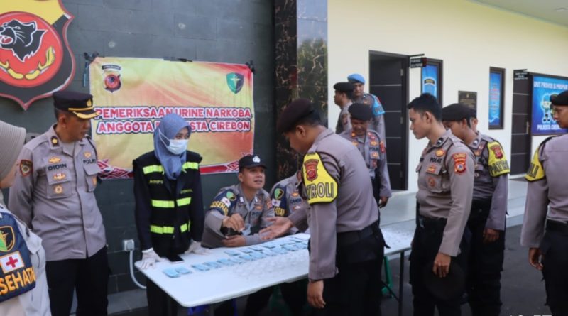 Ratusan Personel Polresta Cirebon Jalani Tes Urine