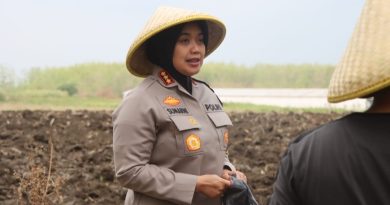 Polresta Cirebon Laksanakan Program Ketahanan Pangan Penanaman Bibit Jagung di Karangwareng