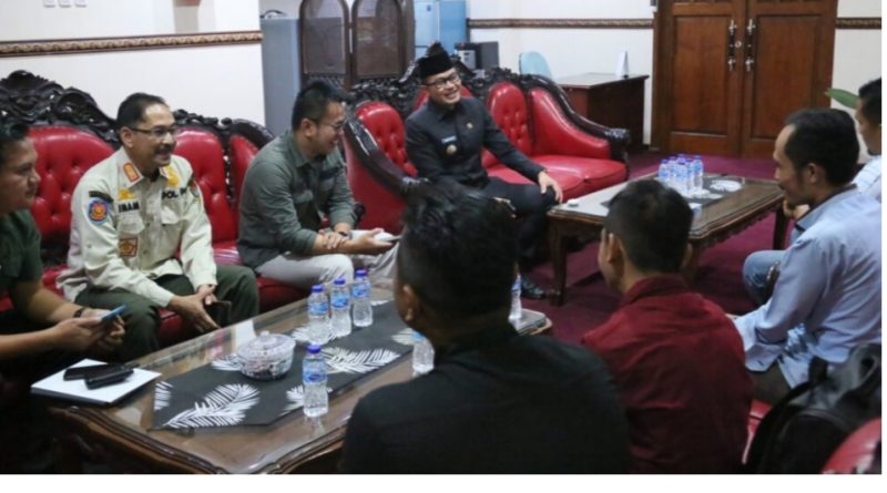 Pj Bupati Cirebon Terima Audiensi Serikat Buruh, Bahas Mekanisme Penetapan Upah Minimum 2025