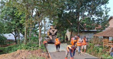 Masyarakat Desa Growong Sangat Merasa Nyaman Saat Melintasi Jalan Yang Telah di Bangun Jalan Lingkungan Betonisasi serta jalan Paving blok.