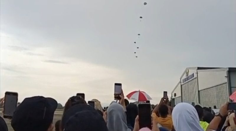 Ribuan Warga Tanah Bumbu Antusias Saksikan Atraksi Spektakuler Kopassus di Bandara Bersujud