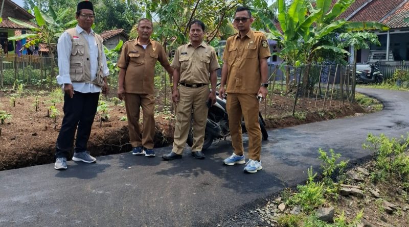 Warga Desa Singabangsa Senang Atas Pembangunan Jalan Lingkungan yang Nyaman dan Berkualitas