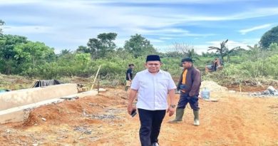 Wakil Ketua DPRD Tanah Bumbu Tinjau Pembangunan Lapangan Sepak Bola di Sepunggur