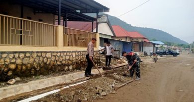 Babinsa  Bersama Pemerintah Desa Gotong Royong, Perbaiki Jalan Trans Sulawesi Di Desa Fatufia Kabupaten Morowali
