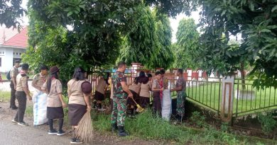 Anggota Koramil Bersama Pemerintah Kecamatan Dan Pelajar Kerja Bakti Di Depan Gedung Pesparawi Beteleme