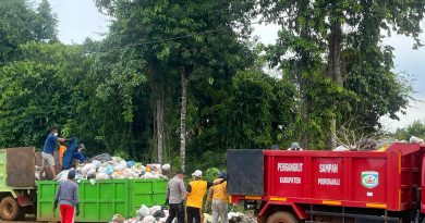 Bhabinkamtibmas Polsek Bahodopi Bersama Warga Bersihkan Sampah