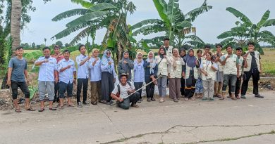 Karang Taruna Desa Karangharja Gelar Aksi Bersih-Bersih Lingkungan dan TPU Bersama Mahasiswa KKN Unsika