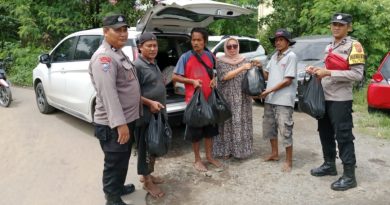 Kapolsek Sumber Polresta Cirebon Lakukan Baksos Bersih-Bersih dan Serahkan Bantuan untuk Korban Banjir