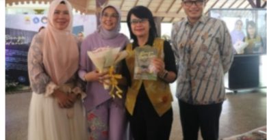 Pj Bupati Cirebon Luncurkan Buku “Bunga Setaman” Sebagai Simbol Kasih Ibu