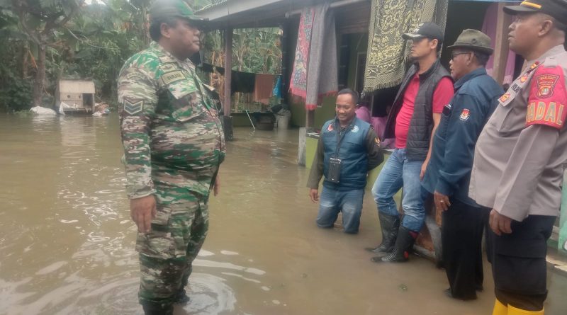 FORKOFINCAM Pebayuran Cek Kondisi Warga Yang Terdampak Genangan Air Luapan Kali Kiwing