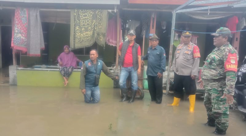FORKOFINCAM Pebayuran Cek Kondisi Warga Yang Terdampak Genangan Air Luapan Kali Kiwing