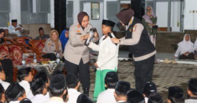 Kapolresta Cirebon Bersama Dirtipid PPA – PPO Bareskrim Polri Gelar Ceramah Kamtibmas Dan Sosialisasi Hukum Di Pondok Pesantren Kempek Aisyah