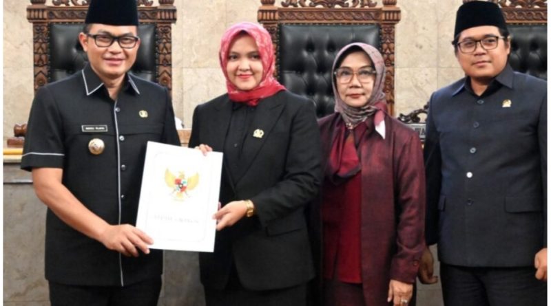 Hadiri Paripurna, Pj Bupati Cirebon Sampaikan Urgensi Raperda KTR Dan Kependudukan   