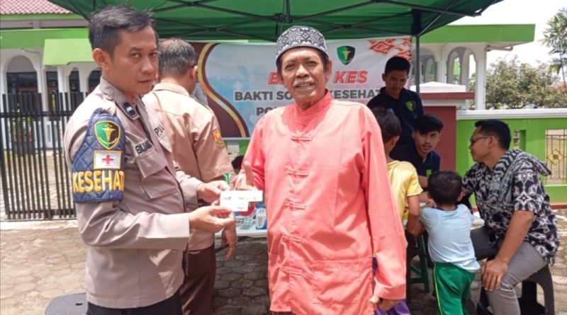 Polresta Cirebon Gelar Bakti Sosial Kesehatan di Masjid Al Ikhlas Tukmudal