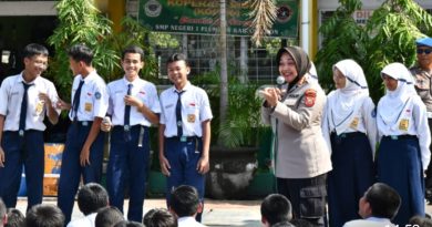 Beri Edukasi Hukum di Kalangan Pelajar, Polresta Cirebon Gelar Police Goes To School di SMP Negeri 1 Plumbon