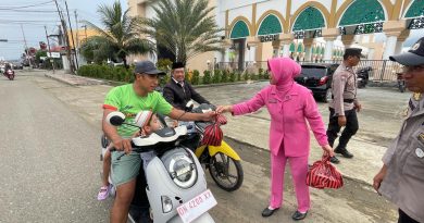 Polres Morowali Bagikan Takjil Kepada Pengendara