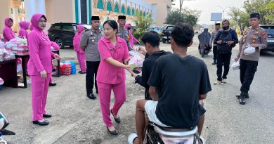 Wakapolres Morowali Pimpin langsung Pembagian Takjil kepada Pengendara