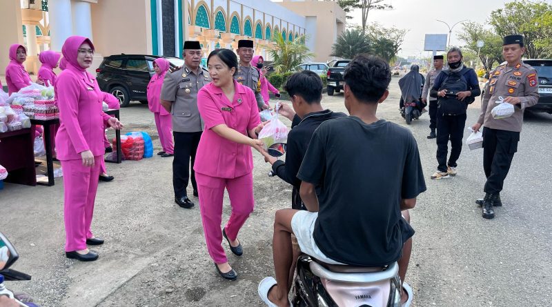 Wakapolres Morowali Pimpin langsung Pembagian Takjil kepada Pengendara