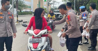 Pererat Tali Silatuhrami, Personel Polres Morowali Bagikan Takjil  Kepada Warga