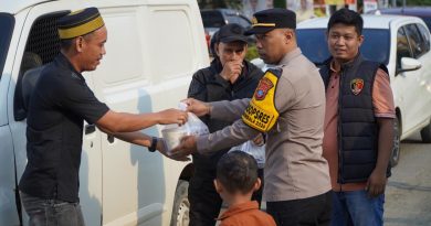 Personel Satreskrim Dan Siwas Polres Morowali  Berbagi Takjil