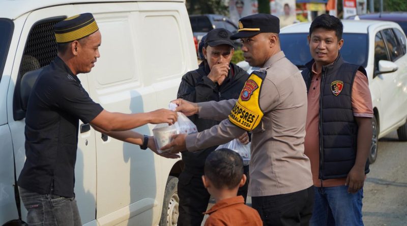 Personel Satreskrim Dan Siwas Polres Morowali  Berbagi Takjil